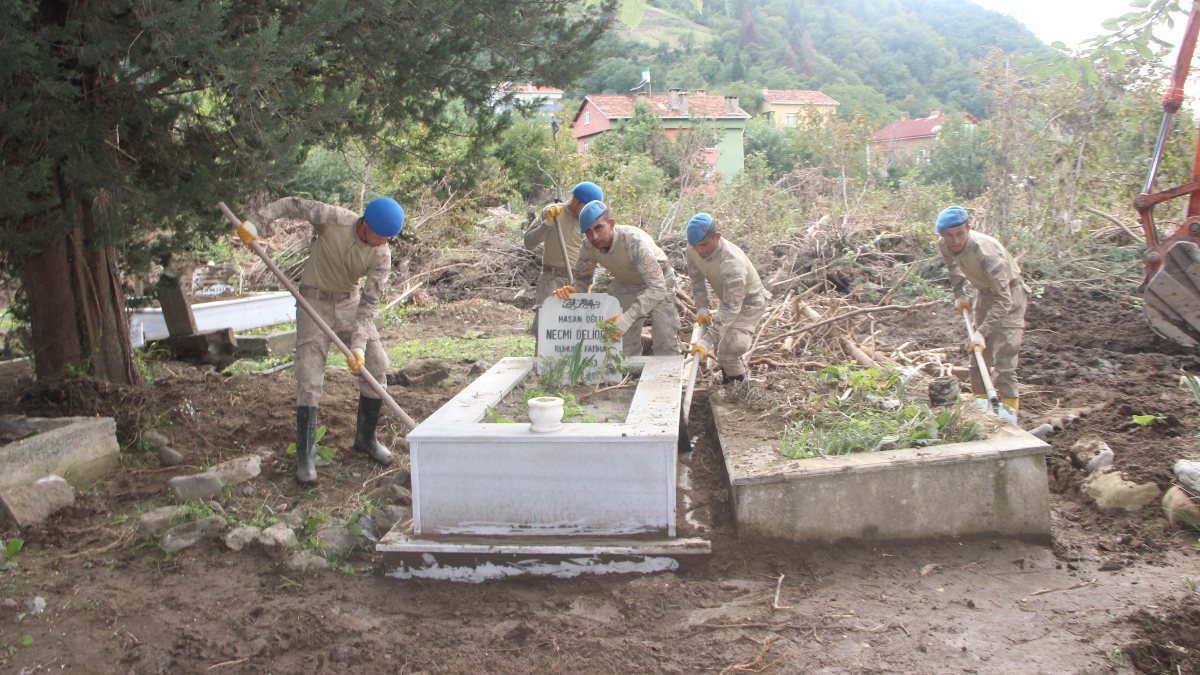 Kastamonu'da selden etkilenen mezarlıklar temizleniyor