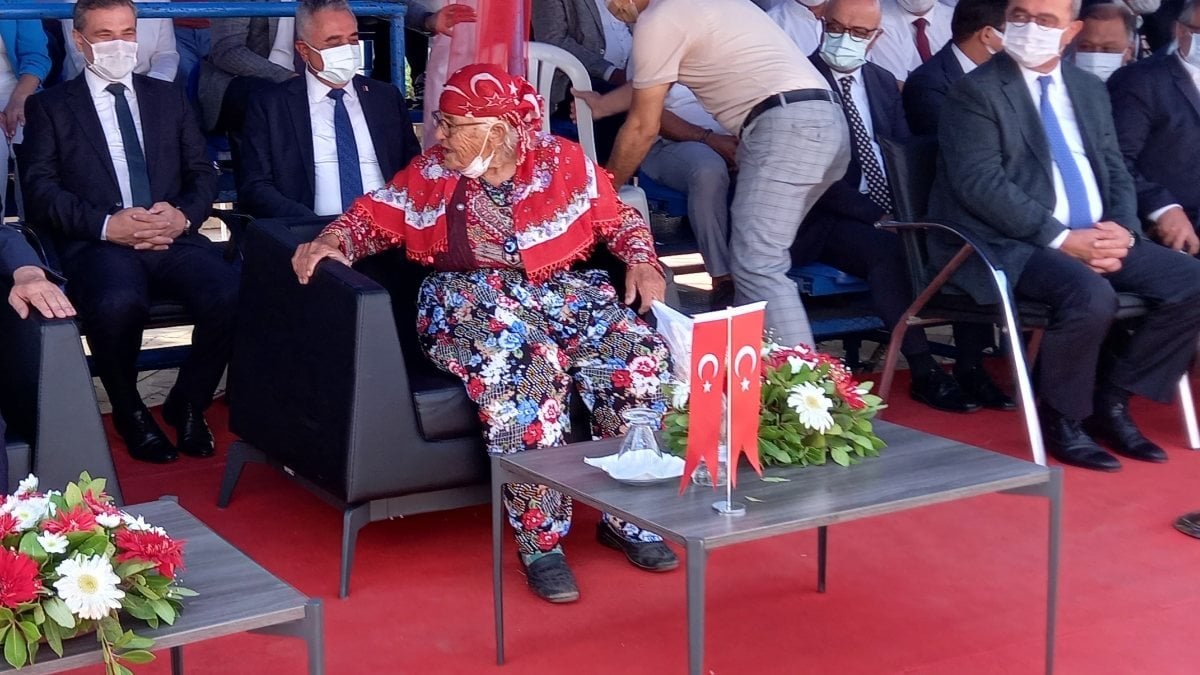 Aydın'da protokolde belediye başkanının koltuğuna oturmak isteyen yaşlı kadın