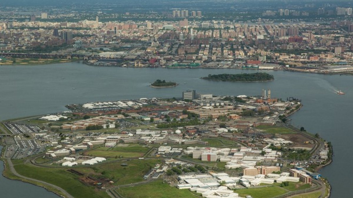 Rikers Adası Cezaevi gardiyansız kalınca mahkumlar devreye girdi
