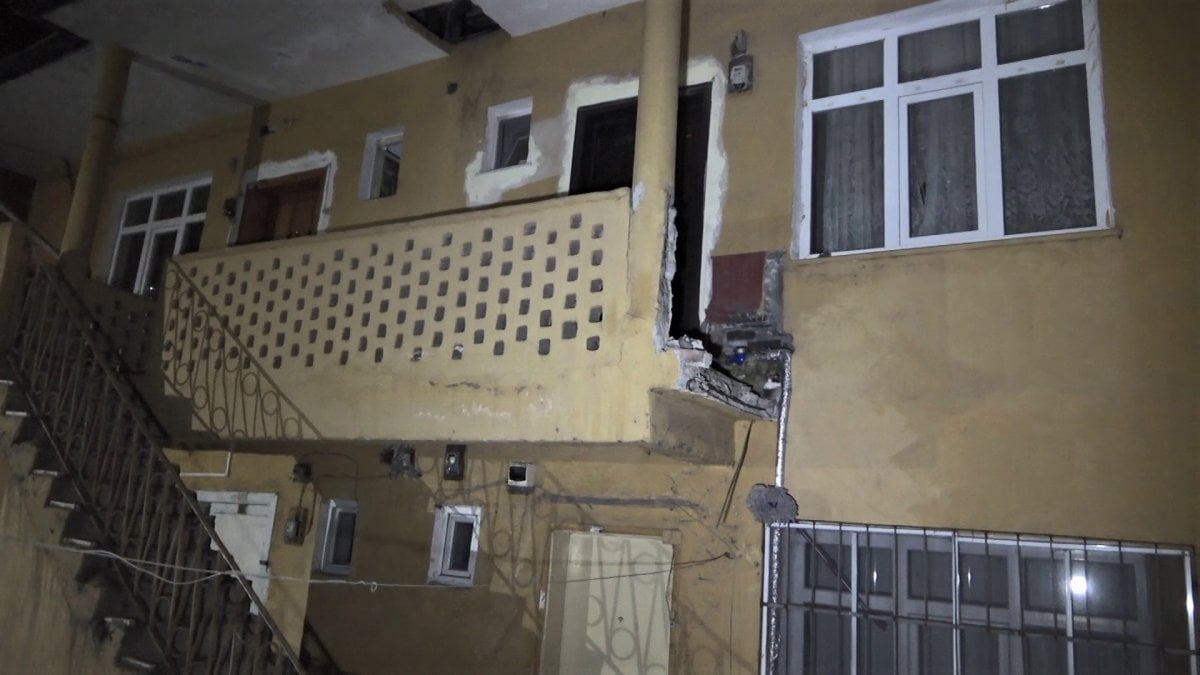 Karabük’te yaslandıkları balkonun duvarı yıkıldı