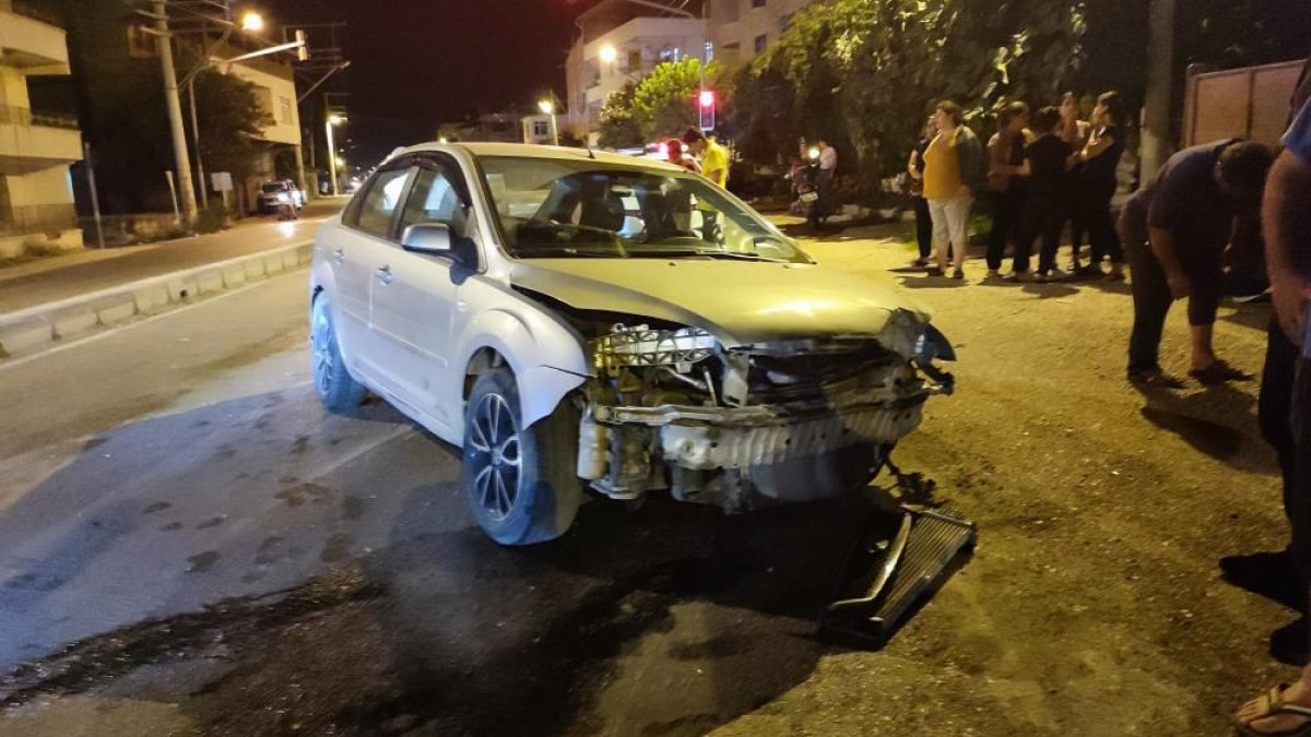 Hatay'da kontrolden çıkan otomobil, bahçe duvarına çarptı