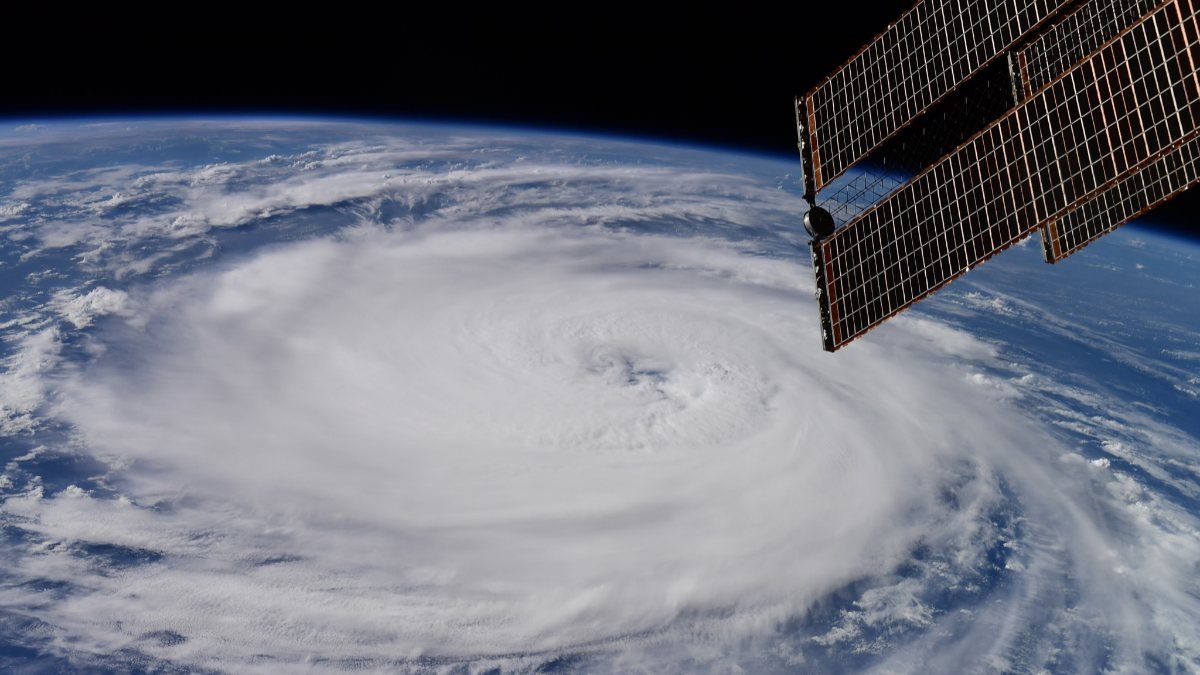 Dev Larry Kasırgası uzaydan görüntülendi