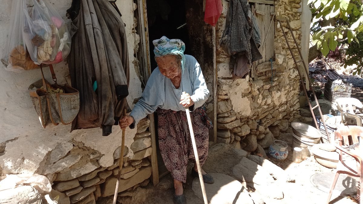 Aydın'da, eşinin vasiyeti ile ömrünü taş evde geçirdi