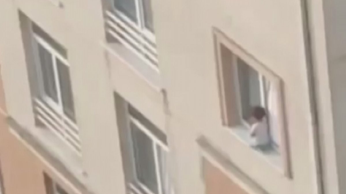 Başakşehir'de küçük çocuğun pencerenin pervazına oturduğu anlar kamerada