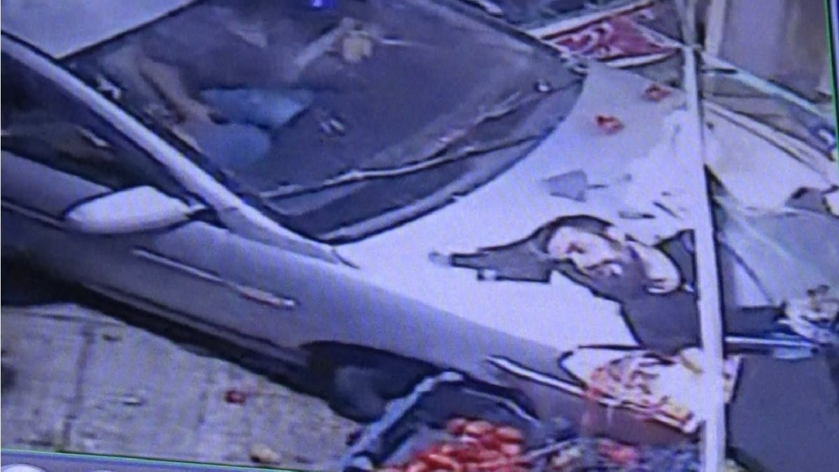 Gaziantep'te manavda alışveriş yapan bir kişiye arkadan araç vurdu