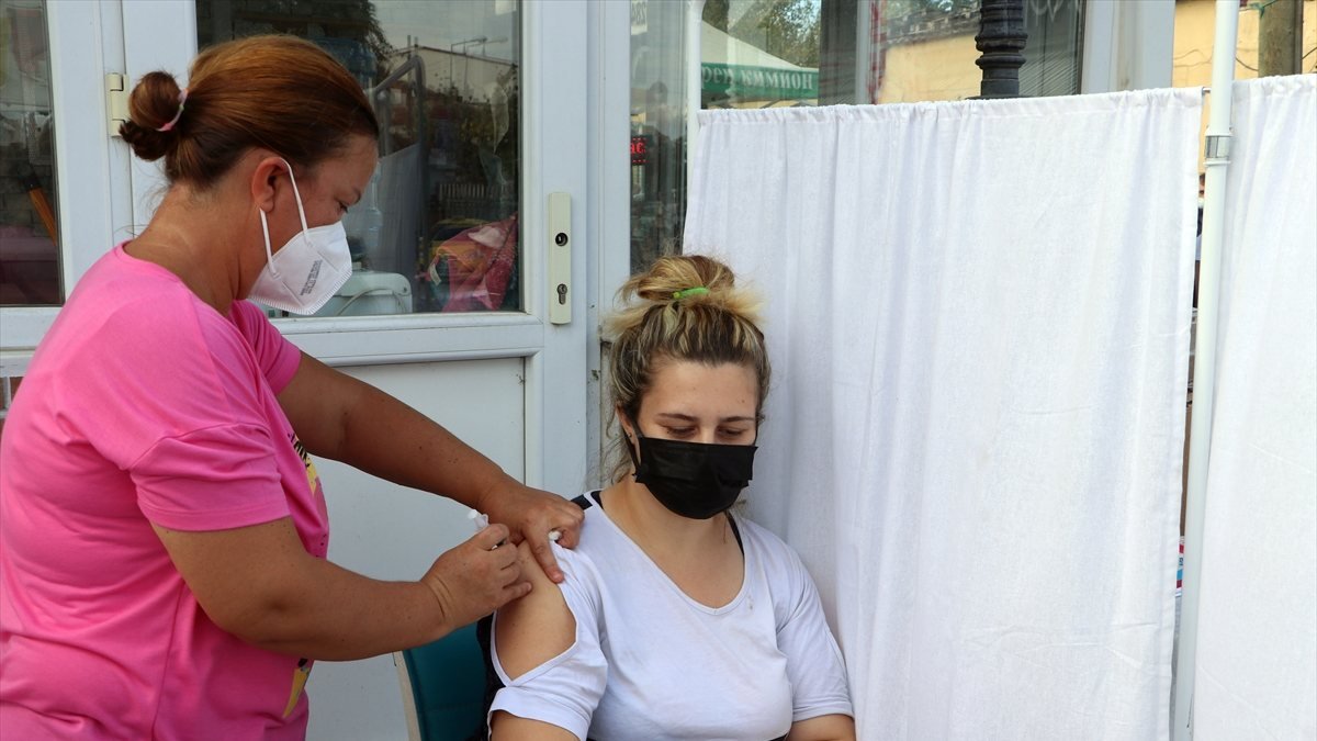 Edirne’de, Ulus Pazarı girişinde aşı noktası kuruldu
