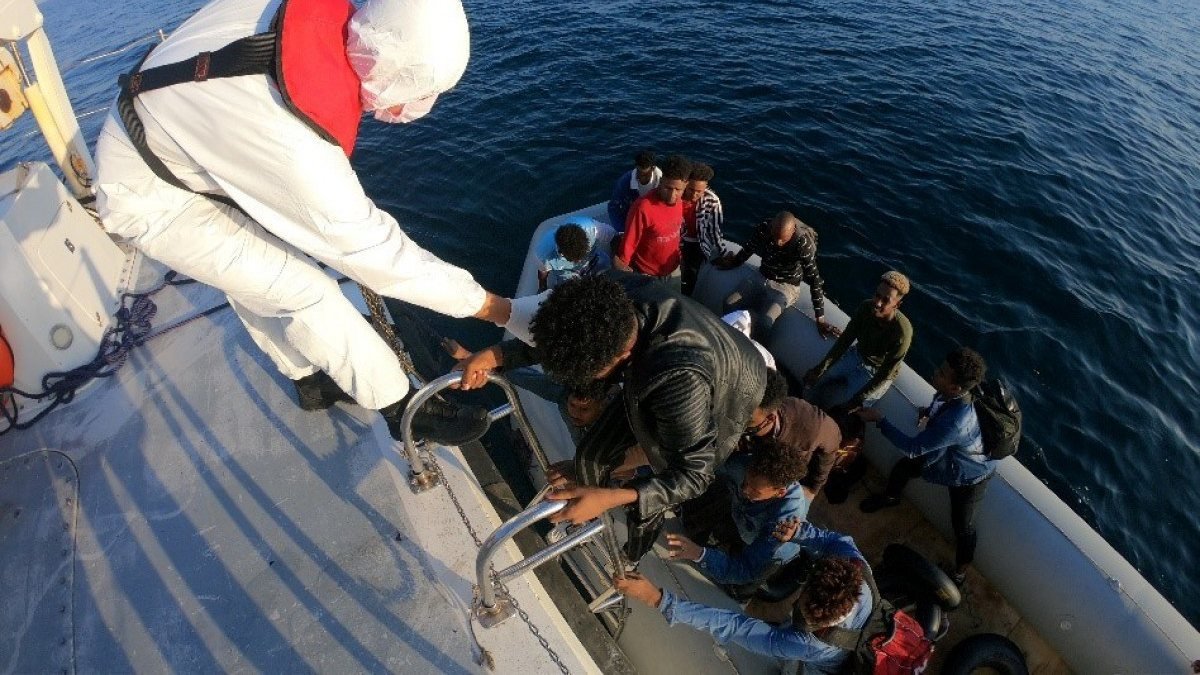 Aydın’da, lastik botla sürüklenen 27 kaçak göçmen kurtarıldı
