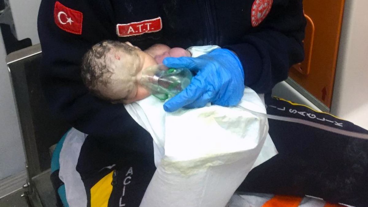 Burdur'da doğum esnasında kalbi duran bebek hayata geri döndü