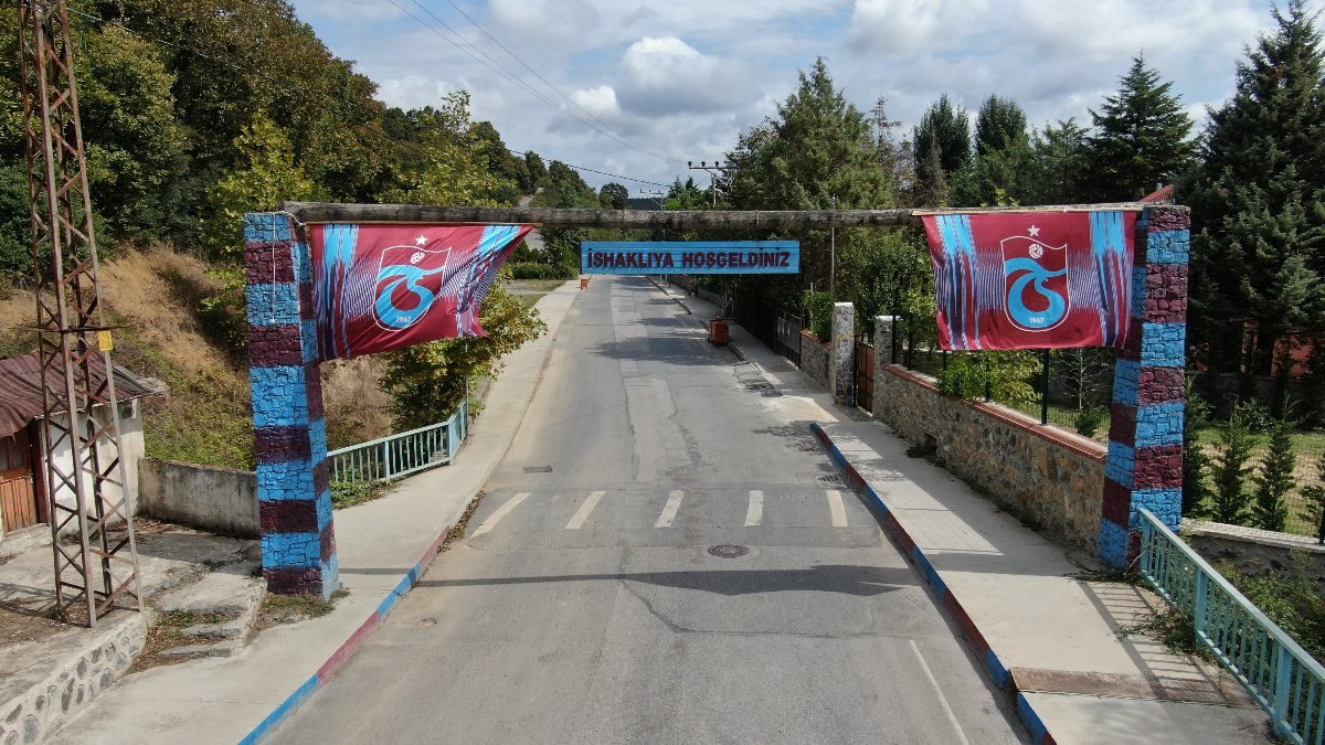 Beykoz’da Trabzonlu muhtar, köyünü bordo mavi renklere bürüdü