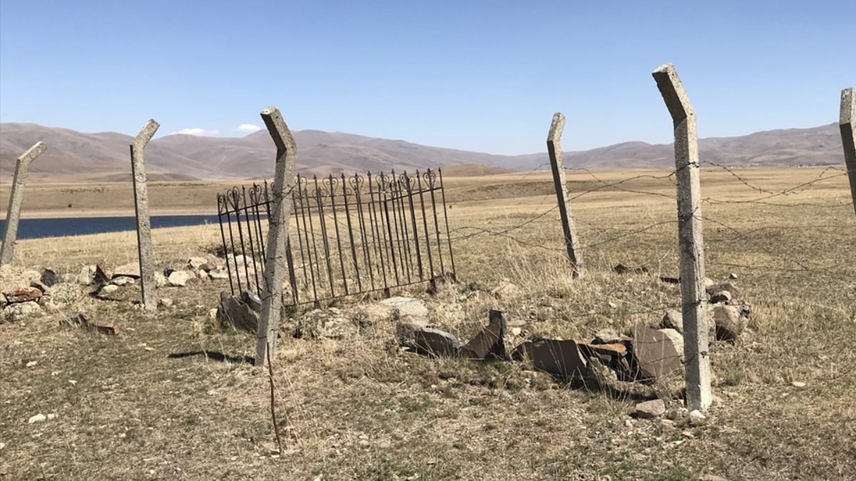 Erzurum'da baraj sularının çekilmesiyle mezarlık ortaya çıktı