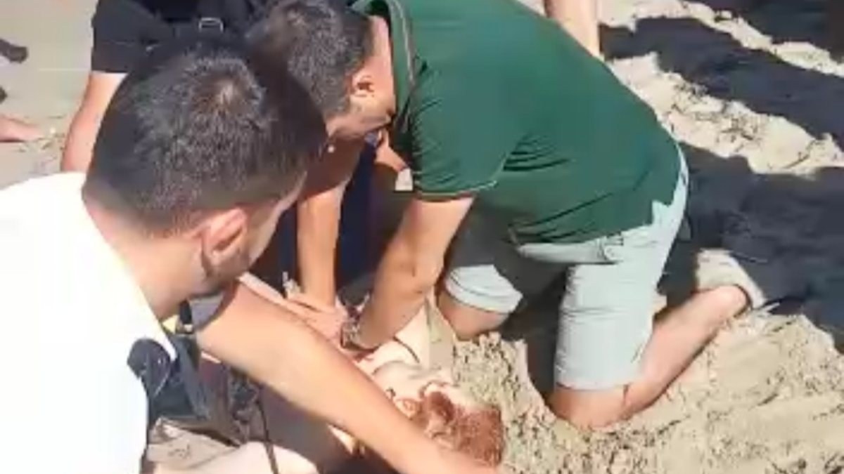 Kuşadası’nda boğulma tehlikesi geçiren Boşnak turisti kurtardı