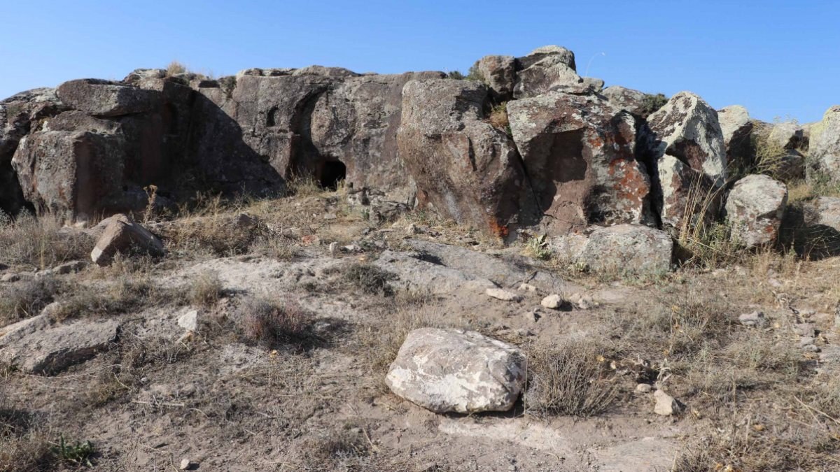 Kayseri'de defineciler Roma mezarlarını talan etti