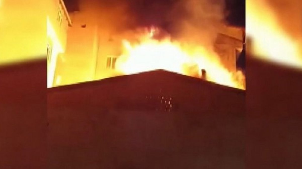 Esenyurt'ta düğünde atılan havai fişekler, bir evin çatısını yaktı