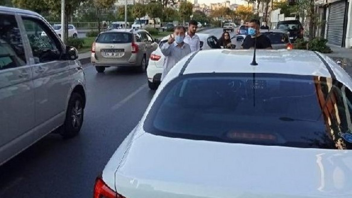 Kağıthane'de yol tartışması: 2 yaşındaki çocuğun bulunduğu otomobilin camını taşladı