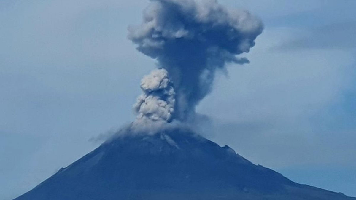 Meksika'da Popocatepetl Yanardağı'nda art arda patlamalar