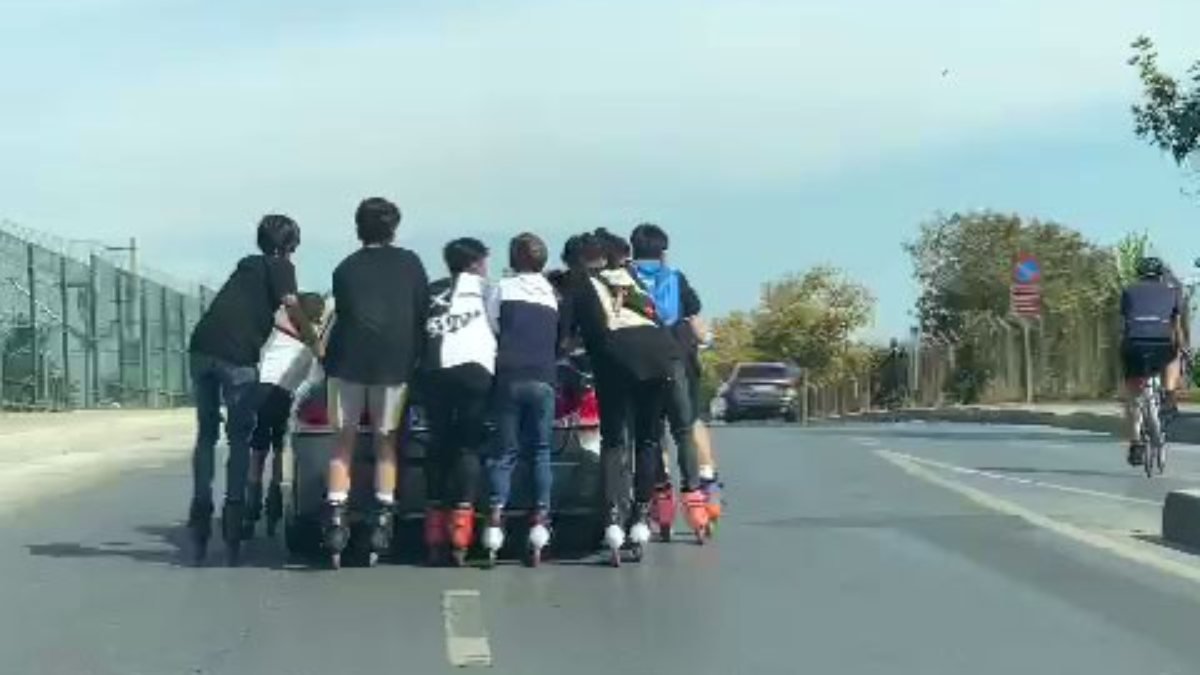Bakırköy’de 8 patenli genç, bir otomobile tutunarak yolculuk yaptı