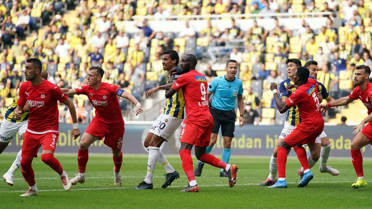 Fenerbahçe-Sivasspor maçına o isim damga vurdu! Taraftarlardan büyük ilgi
