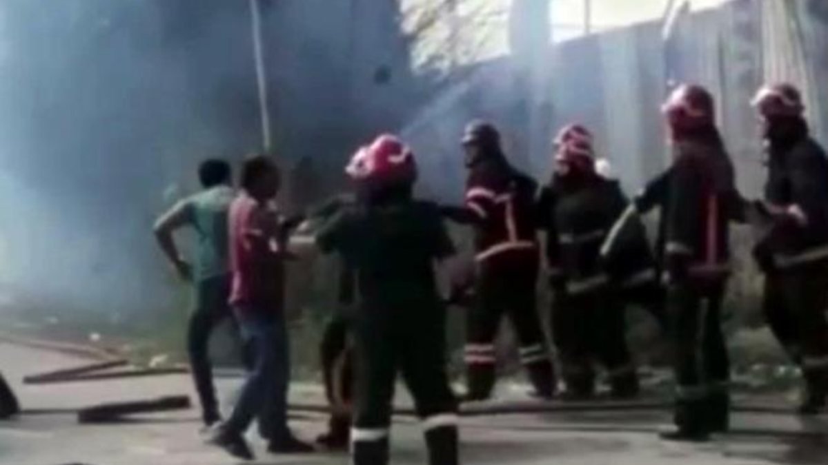 Sakarya'da yangına müdahale eden itfaiyecilere saldırı