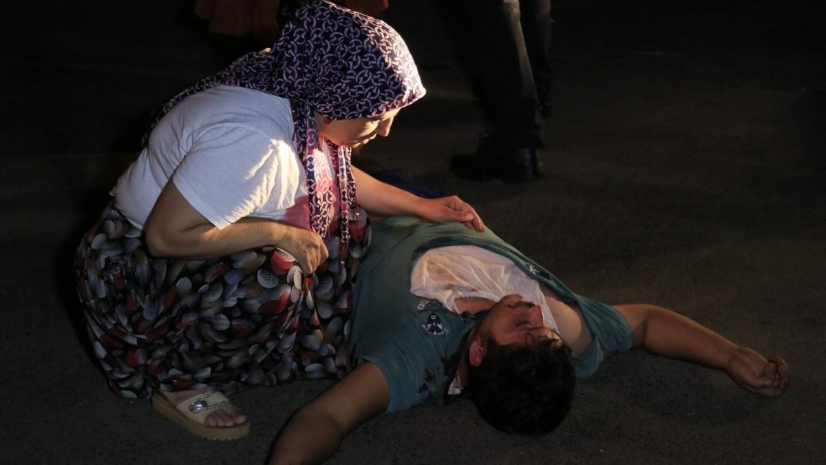 Adana'da sopayla dövdükleri kişiyi defalarca bıçakladılar