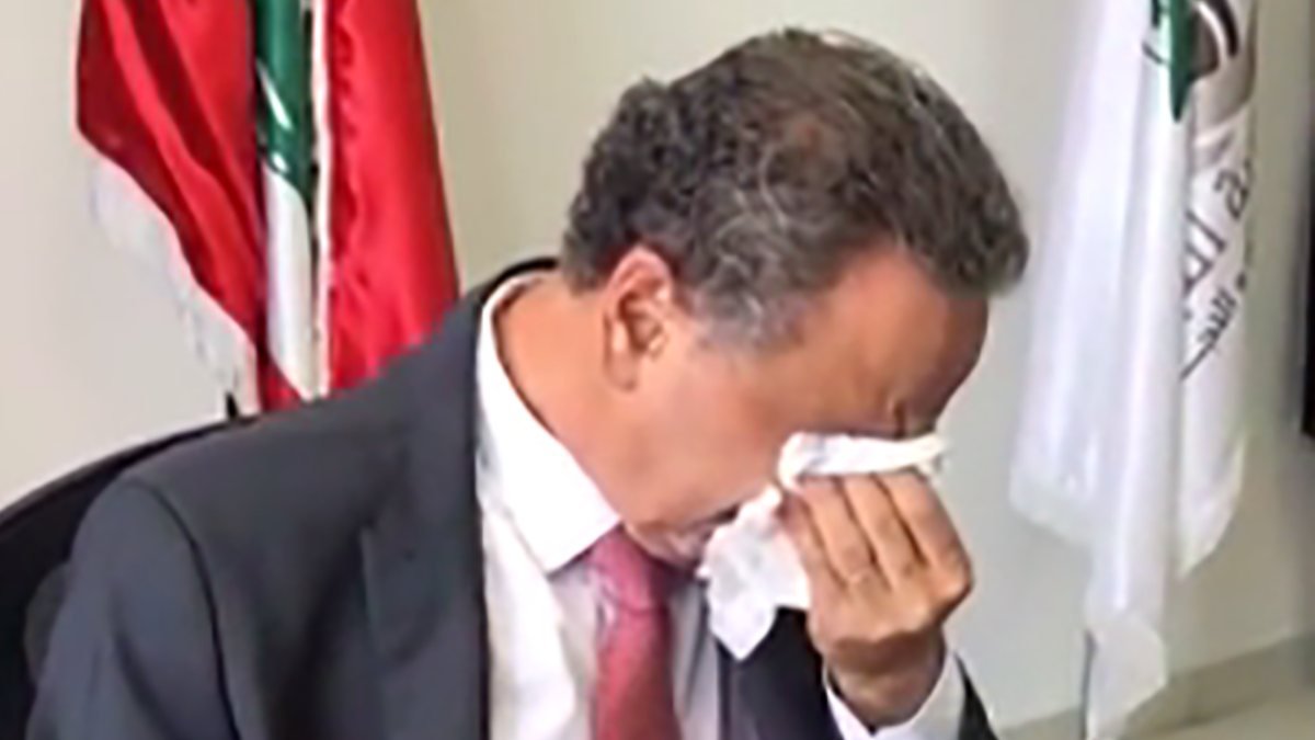 Lübnanlı Bakan Name, görevini devrederken gözyaşlarını tutamadı