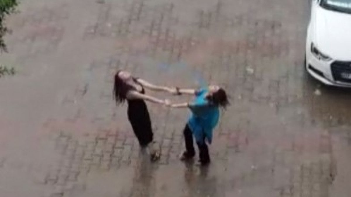 Antalya'da iki kadın yağmur altında dans etti