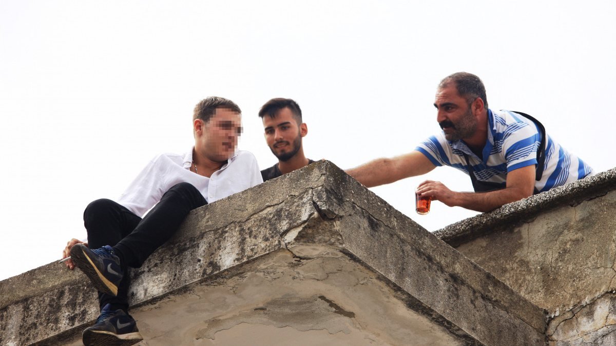 Antalya'da intihara kalkışan genç, ikram edilen çayı alınca çatıdan indirildi
