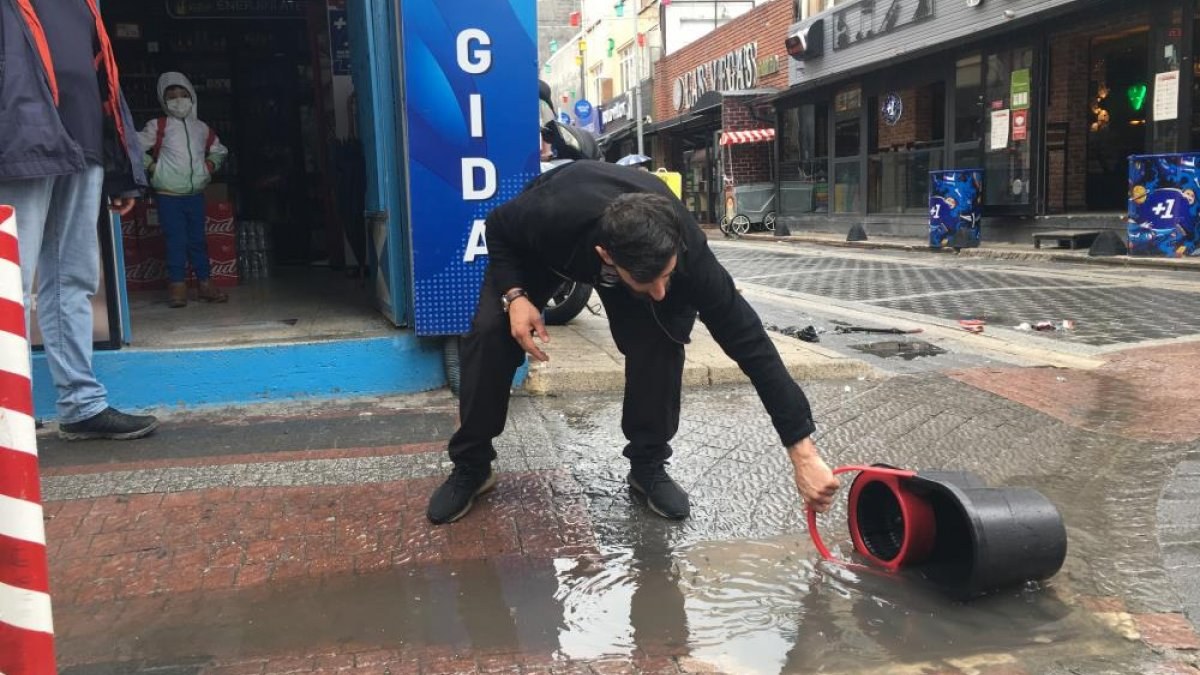 Eskişehir'de sağanak yağmur esnafı mağdur etti