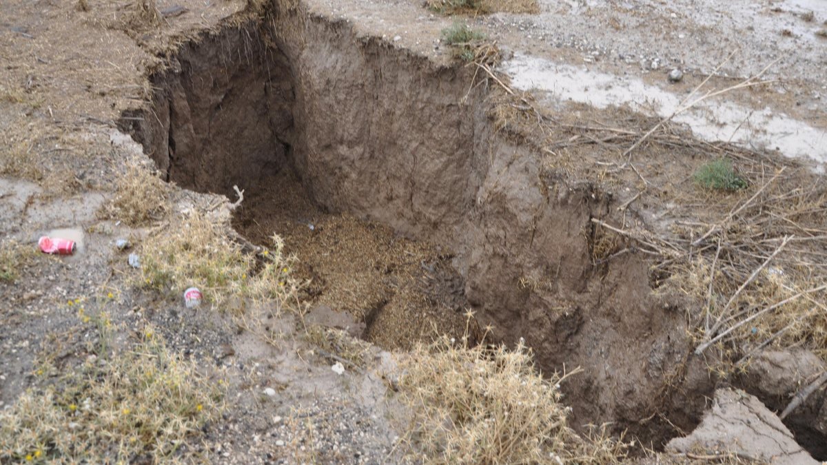 Konya’da, toprakta dev yarıklar oluştu