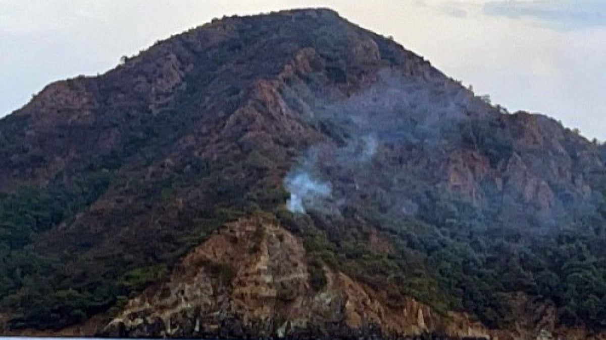 Marmaris’te yıldırım düşmesi sonucu 1 dekar orman yandı