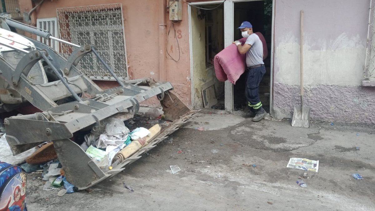 Adana’da, evden 9 kamyon çöp çıktı