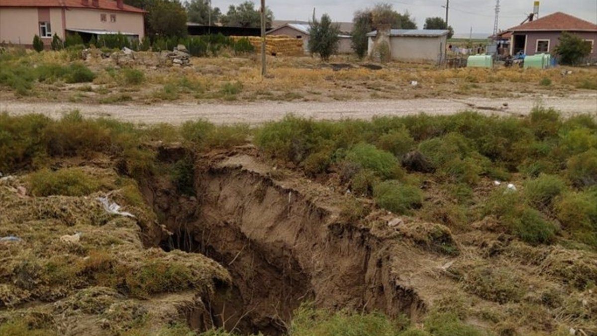 Konya'da toprak yüzeyde oluşan yarıkların AFAD raporu yayınlandı