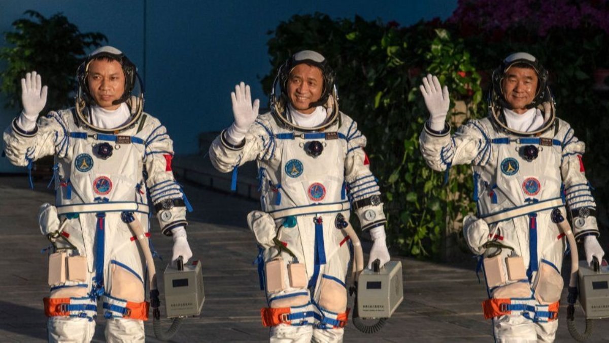 Çinli astronotlar Dünya'ya geri döndü