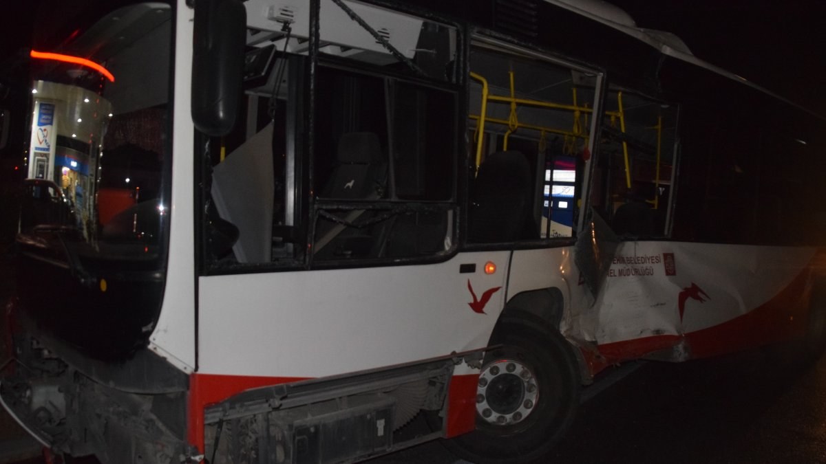 İzmir'de tır ile otobüs çarpıştı: 12 yaralı