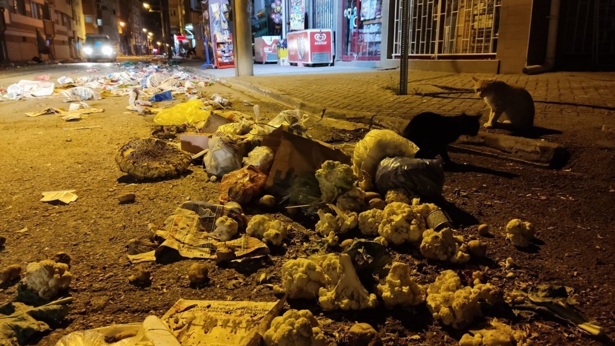 Eskişehir'de pazarın ardından geriye çöpler kaldı