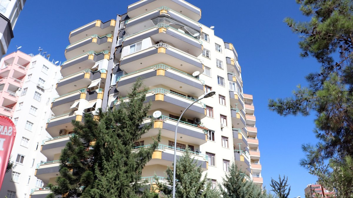 Adana'da balkon kapısına çarpan adama cam kırıkları saplandı: Hayatını kaybetti