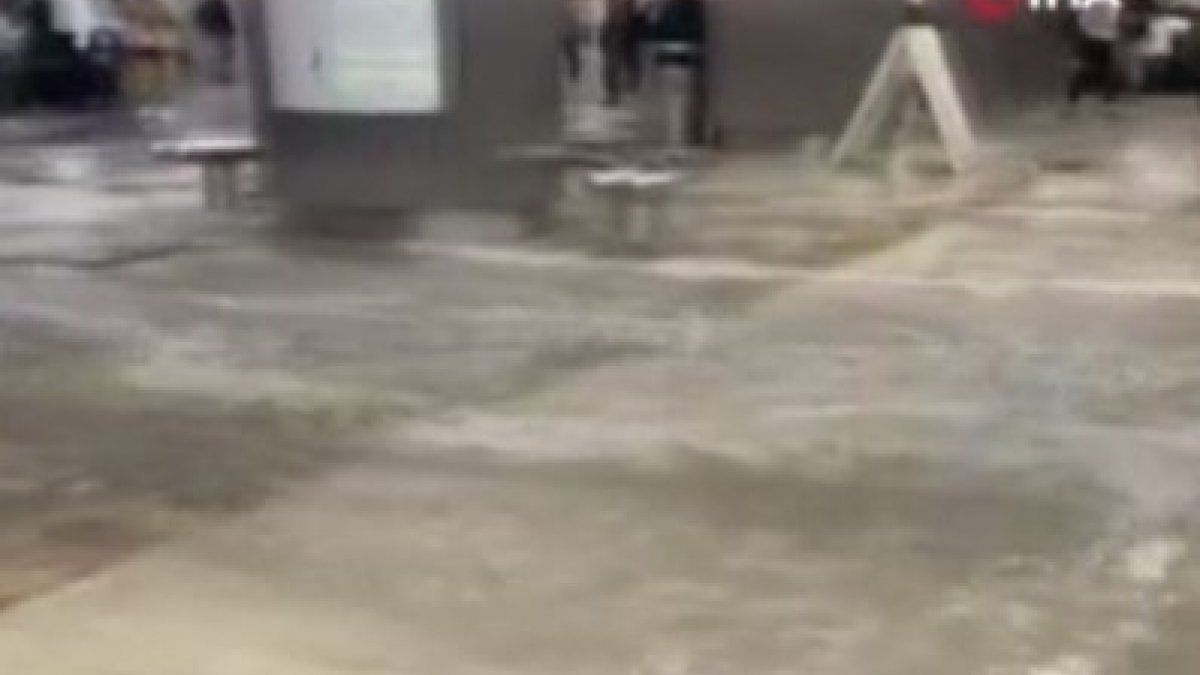 Meksika'da Mexico City Uluslararası Havalimanı'nı su bastı