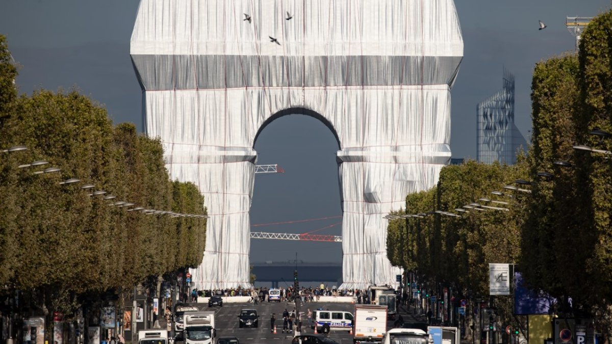 Kumaşla kaplanan Paris'in simgesi Zafer Takı, ziyarete açıldı