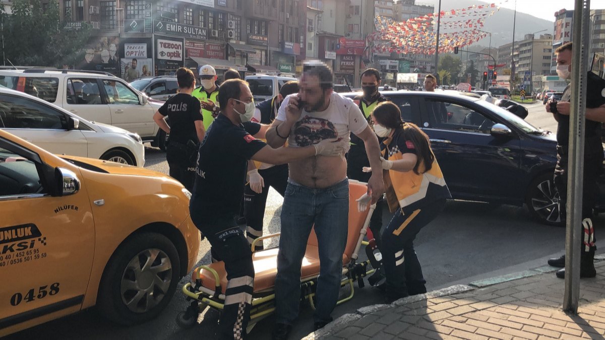 Bursa'da taksi şoförü, aracına almadığı müşteriler tarafından bıçaklandı