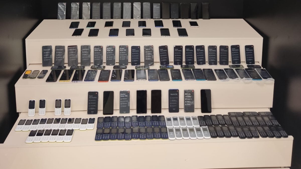 Van’da kaçakçılık operasyonu: 164 cep telefonu ele geçirildi