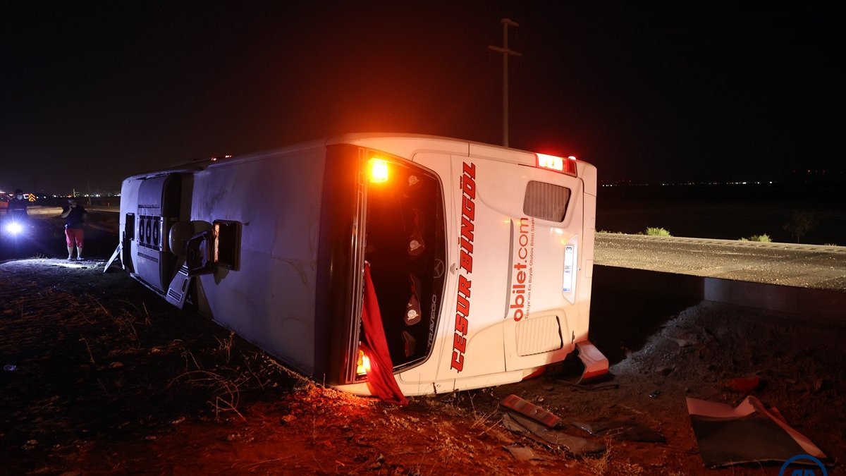 Konya'da seyir halindeki yolcu otobüsü devrildi: 14 yaralı