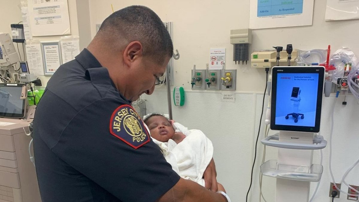 ABD’de ikinci kattan atılan bebeği polis kurtardı