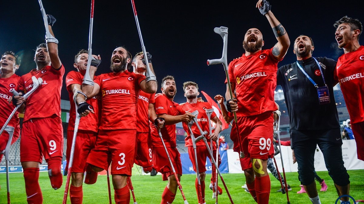 Bakan Kasapoğlu, Avrupa şampiyonu Ampute Futbol Milli Takımı'nı kutladı