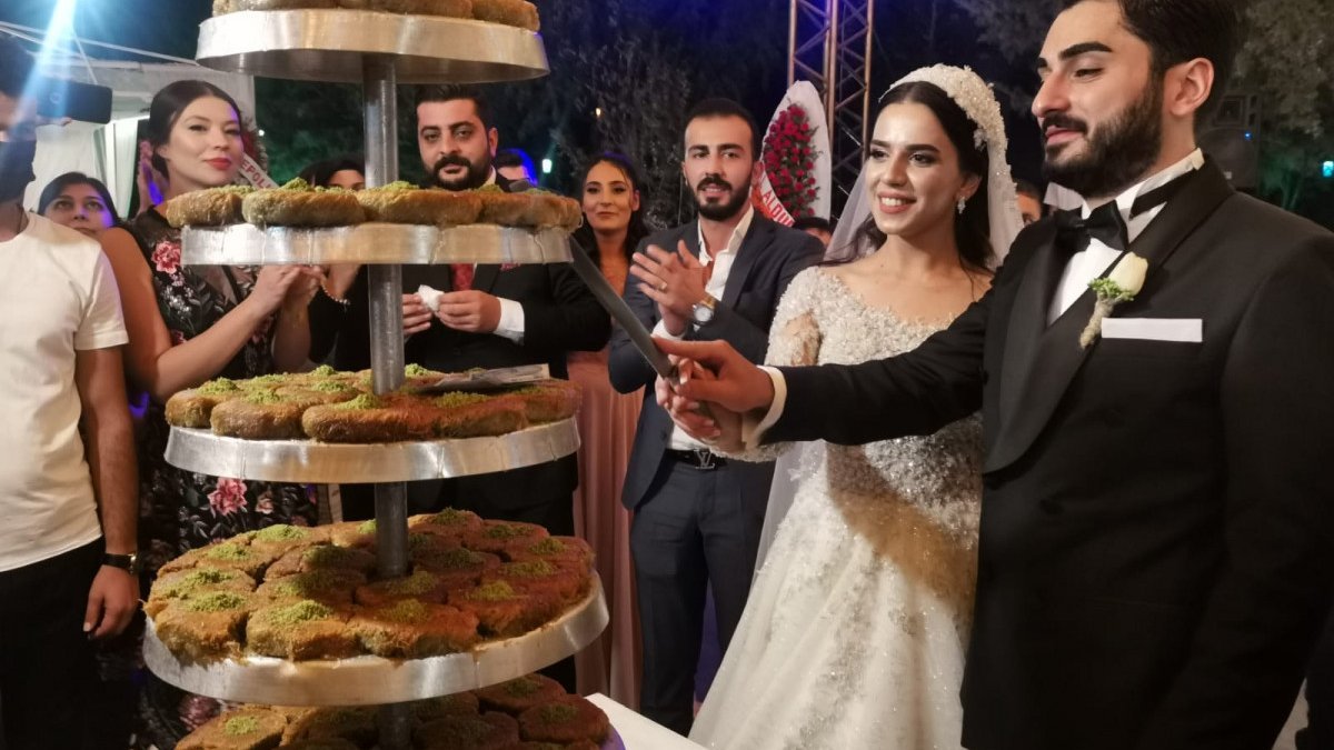 Diyarbakır'da evlenen çift, düğün pastası yerine coğrafi işaretli kadayıf kesti