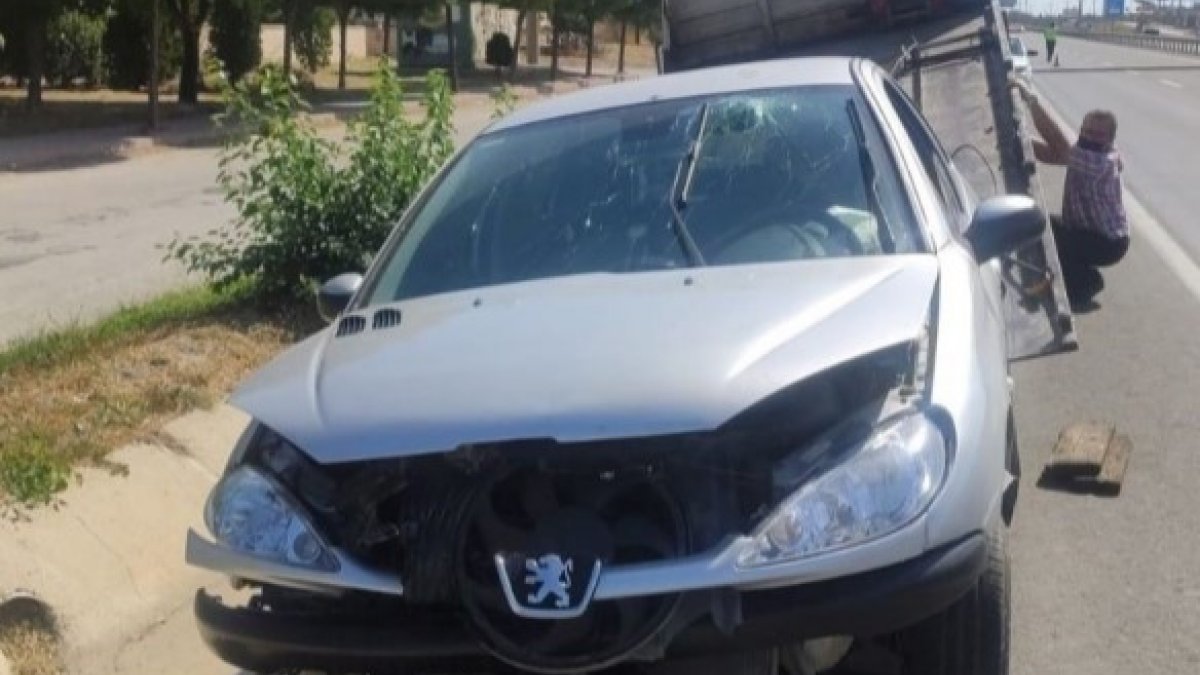 Edirne'de aracın içine maske düşüren sürücü, kaza yaptı