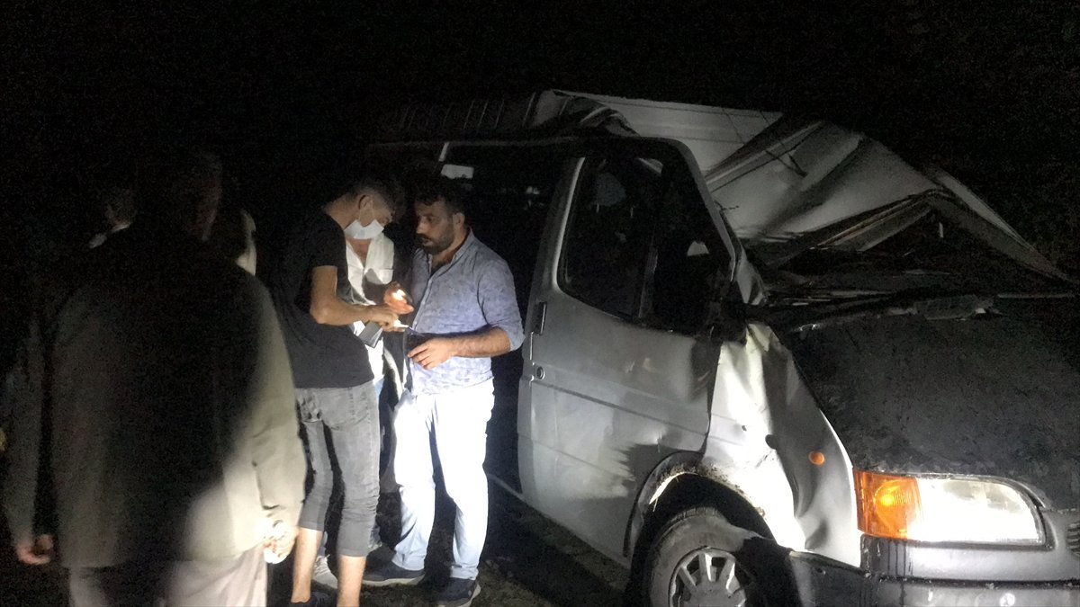 Samsun'da işçileri taşıyan minibüs devrildi: 13 yaralı