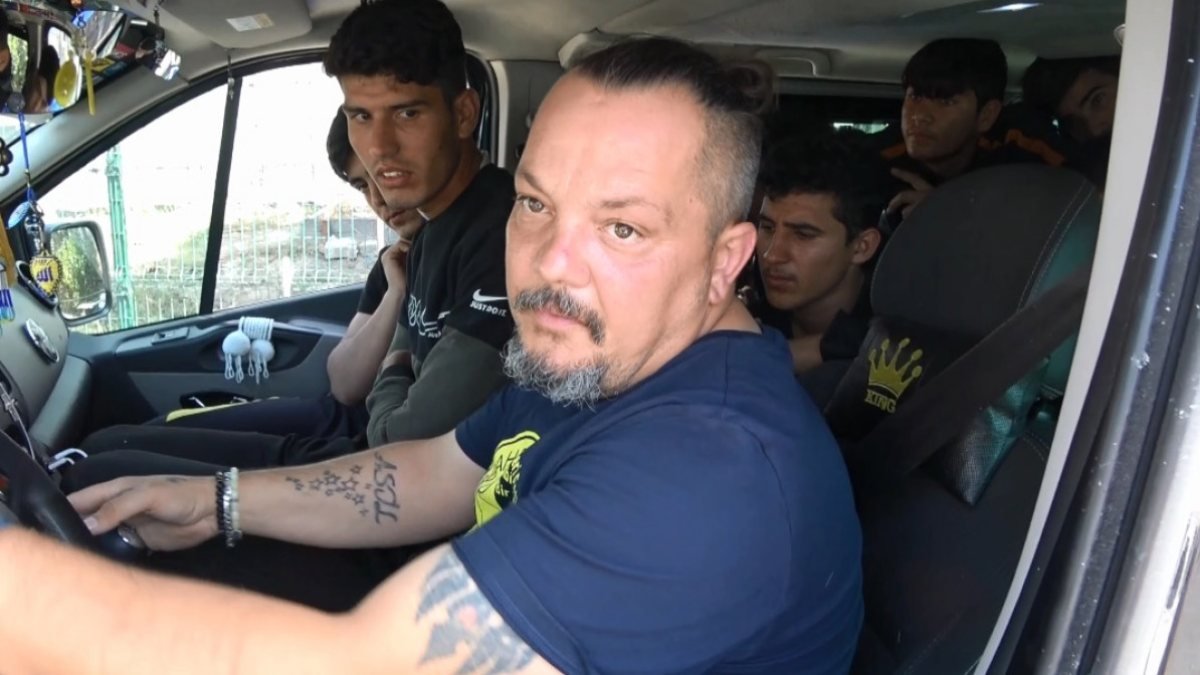 Sultangazi'de minibüste 19 kaçak göçmen yakalandı