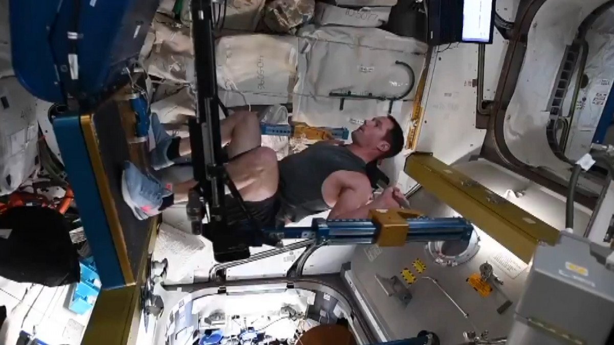 Fransız astronotun uzayda egzersiz yaptığı anlar