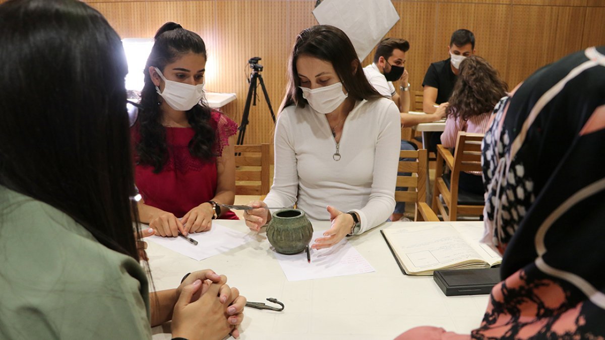 Gönüllü gençler Zeugma'da müzecilik deneyimi kazanıyor
