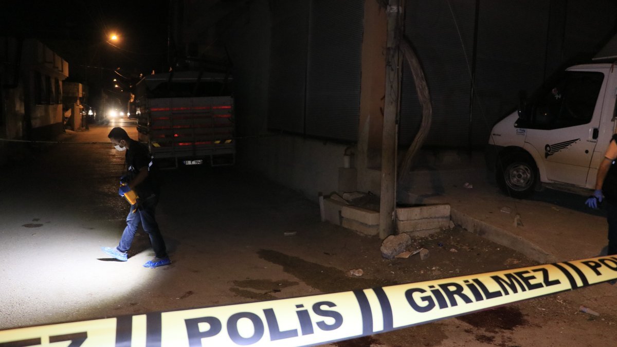 Adana'da iki husumetli silahla birbirine ateş etti