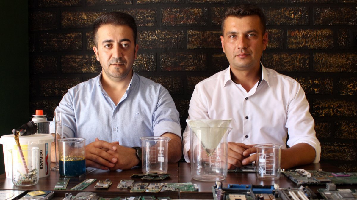 Antalya'da iki arkadaş elektronik atıklardaki altınları ayrıştırıyor